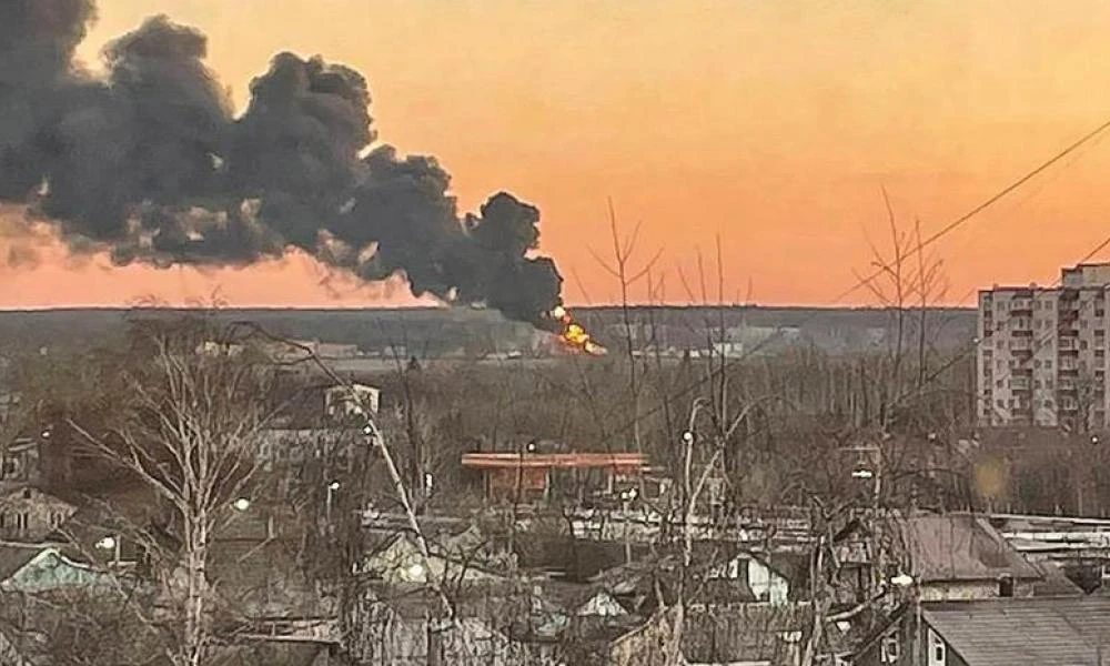Με αεροπορική επιδρομή στην Μπιέλγκοροντ της Ρωσίας απαντούν οι Ουκρανοί-Τουλάχιστον 8 τραυματίες- Ξέσπασε πυρκαγιά σε διυλιστήριο (Βίντεο)